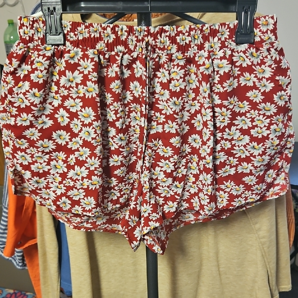 UK2LA Red and White High Waist Floral Shorts